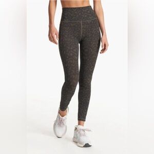 Vuori Sz XL Studio Pocket Legging Cocoa Spots Brown Animal Print Activewear